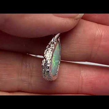 Vedhæng med en ægte solid krystal opal fra Australien indfattet i rhodineret sterling sølv. Opalen vejer 1,17 ct.