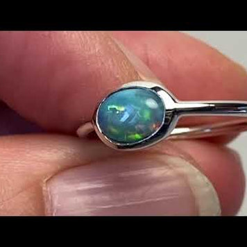 Ring med en ægte solid crystal opal fra Australien indfattet i sterling sølv.
