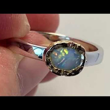 Ægte solid crystal opal fra Australien indfattet i 14 karat guld og sterling sølv.