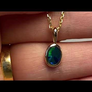 Vedhæng med en ægte doublet opal fra Australien indfattet i 14 karat guld.