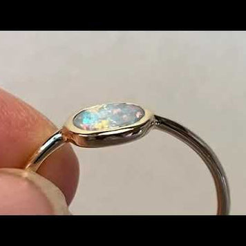 Ring med en ægte solid crystal opal fra Australien indfattet i 14 karat guld.