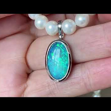 Vedhæng med en ægte solid crystal opal fra Australien, indfattet i sterling sølv. Vedhænget er lavet som en clips, da den er beregnet til at clipse på en perlekæde. Opalen vejer 2,85 ct.