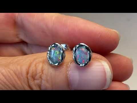 Ørestikkerne har ægte solid crystal opal fra Australien, indfattet i sterling sølv med organiske former.