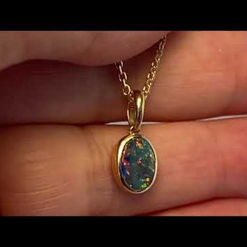 Vedhæng med en ægte doublet opal fra Australien indfattet i 14 karat guld.