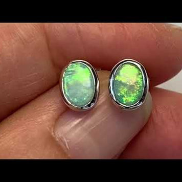 Opal ørestikkerne har ægte solide Australske crystal opaler indfattet i blankt sterling sølv.