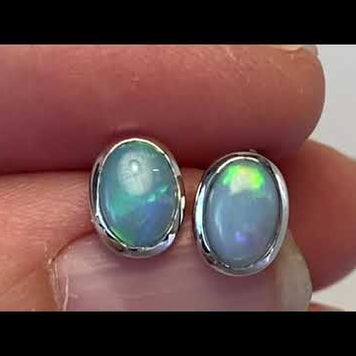 Opal ørestikkerne har ægte solide Australske crystal opaler indfattet i blankt sterling sølv.