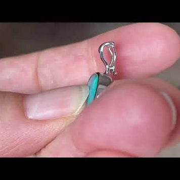 Vedhæng med en ægte doublet opal fra Australien, indfattet i sterling sølv. Vedhænget er lavet som en clips, da den er beregnet til at clipse på en perlekæde.