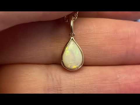Vedhæng med en ægte solid krystal opal fra Australien indfattet i 14 karat guld.