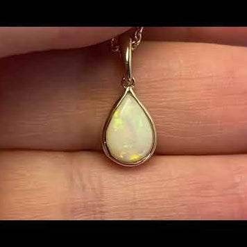 Vedhæng med en ægte solid krystal opal fra Australien indfattet i 14 karat guld.