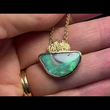 Vedhæng med en ægte solid opal fra vores mine i Lightning Ridge, Australien indfattet i 14 karat guld. Opalen er 4,52 ct, og bodytone er mixed.
