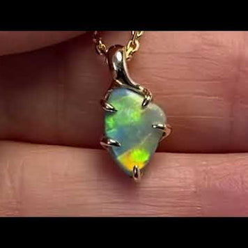 Vedhæng med en ægte solid opal fra vores mine i Lightning Ridge, Australien indfattet i 14 karat guld. Opalen er 0,89 ct, og bodytone er N4/N5.