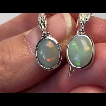 Ørehængere med ægte solide crystal opaler fra Australien, indfattet i sterling sølv.