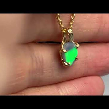Vedhæng med en ægte solid opal fra vores mine i Lightning Ridge, Australien indfattet i 14 karat guld. Opalen er 0,90 ct, og bodytone er N4.