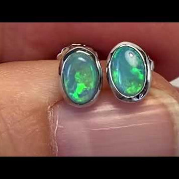Opal ørestikkerne har ægte solide Australske krystal opaler indfattet i blankt sterling sølv.