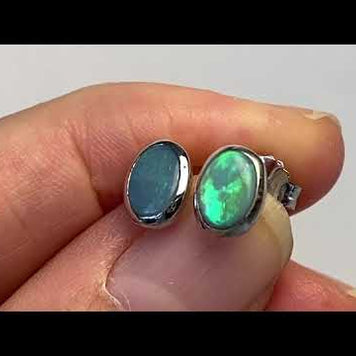 Opal ørestikkerne har ægte solide Australske krystal opaler indfattet i blankt sterling sølv.