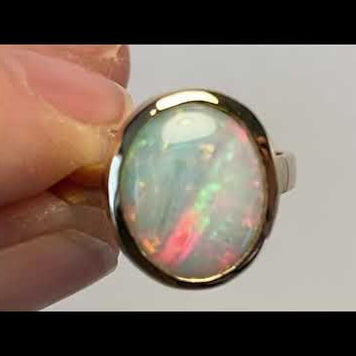Ring med en ægte solid crystal opal fra Australien indfattet i 14 karat guld.