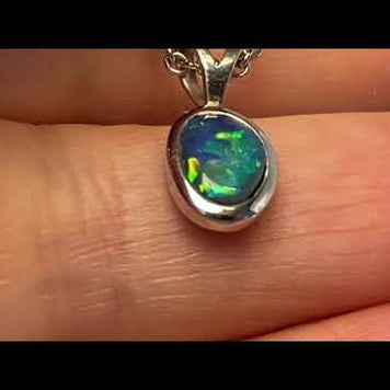 Vedhæng med en ægte doublet opal fra Australien indfattet i 14 karat hvidguld.