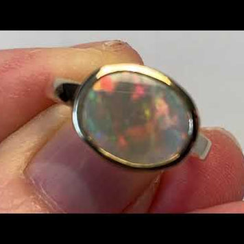 Ring med en ægte solid crystal opal fra Australien indfattet i 14 karat guld.