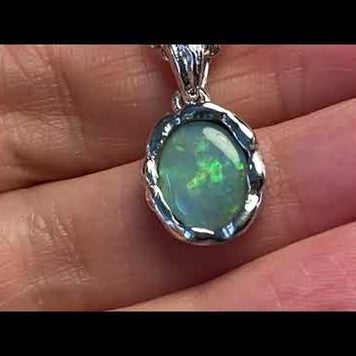 Vedhæng med en ægte solid krystal opal fra Australien indfattet i et rustikt vedhæng med organiske former i sterling sølv.