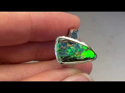 Ring med ægte solid boulder opal fra Australien indfattet i 14 karat rustikt guld og ringskinnen er lavet af blankt sterling sølv.