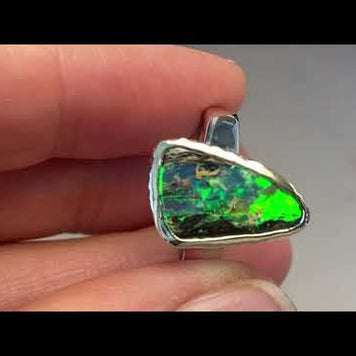 Ring med ægte solid boulder opal fra Australien indfattet i 14 karat rustikt guld og ringskinnen er lavet af blankt sterling sølv.
