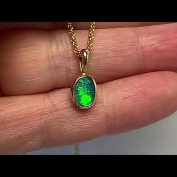 Vedhæng med en ægte doublet opal fra Australien indfattet i 14 karat guld.