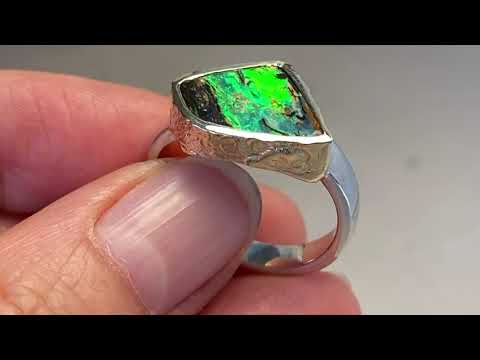 Ring med ægte solid boulder opal fra Australien indfattet i 14 karat rustikt guld og ringskinnen er lavet af blankt sterling sølv.