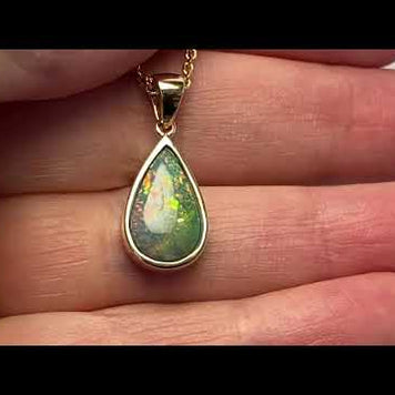 Vedhæng med en ægte solid krystal opal fra Australien indfattet i 14 karat guld. Opalen vejer 1,28 ct.