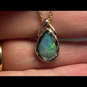 Vedhæng med en ægte solid opal fra vores mine i Lightning Ridge, Australien indfattet i 14 karat guld. Bodytone er N7.