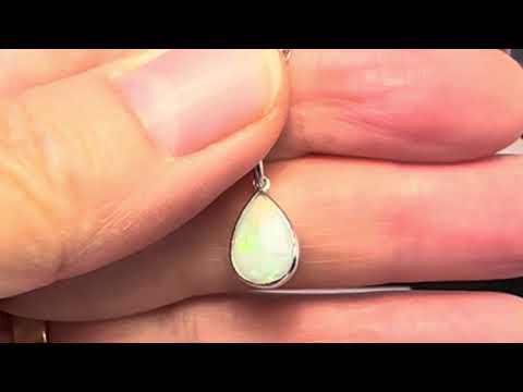 Vedhæng med en ægte solid krystal opal fra Australien indfattet i rhodineret sterling sølv.