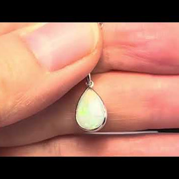 Vedhæng med en ægte solid krystal opal fra Australien indfattet i rhodineret sterling sølv.