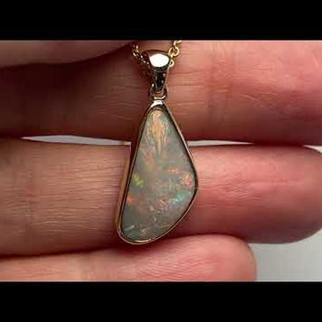 Vedhæng med en ægte solid opal fra vores mine i Lightning Ridge, Australien indfattet i 14 karat guld. Opalen er 2,14 ct, og bodytone er N6.