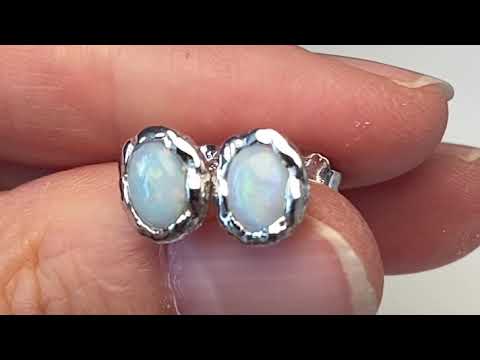 Ørestikkerne har ægte solid crystal opal fra Australien, indfattet i sterling sølv med organiske former.