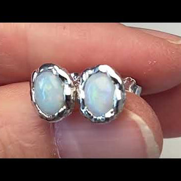 Ørestikkerne har ægte solid crystal opal fra Australien, indfattet i sterling sølv med organiske former.