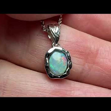 Vedhæng med en ægte solid krystal opal fra Australien indfattet i et rustikt vedhæng med organiske former i sterling sølv.