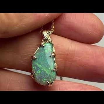 Vedhæng med en ægte solid opal fra vores mine i Lightning Ridge, Australien indfattet i 14 karat guld. Opalen er 3,55 ct, og bodytone er N5/N6.