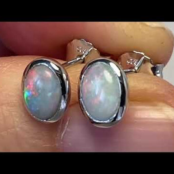 Opal ørestikkerne har ægte solide Australske crystal opaler indfattet i blankt sterling sølv.