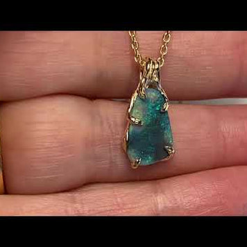 Vedhæng med en ægte solid delvis crystal opal fra vores egen mine i Lightning Ridge, Australien. Indfattet i 14 karat rustikt guld. De krogede rustikke grene af 14 karat guld holder opalen på plads. Opalen vejer 1,05 ct., og har N4-N6 bodytone.