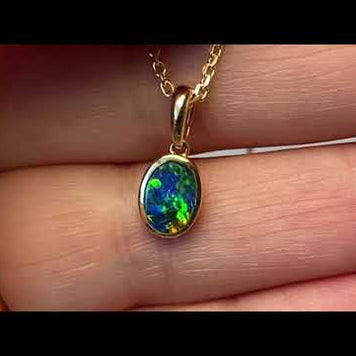 Vedhæng med en ægte doublet opal fra Australien indfattet i 14 karat guld.
