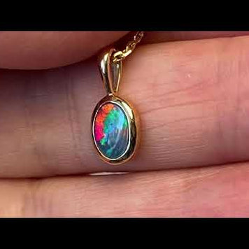 Vedhæng med en ægte doublet opal fra Australien indfattet i 14 karat guld.