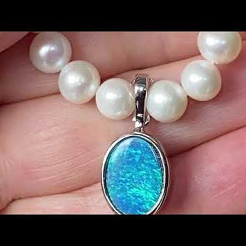 Vedhæng med en ægte doublet opal fra Australien, indfattet i sterling sølv. Vedhænget er lavet som en clips, da den er beregnet til at clipse på en perlekæde.