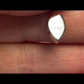 Vedhæng med en ægte solid krystal opal fra Australien indfattet i blankt sterling sølv.