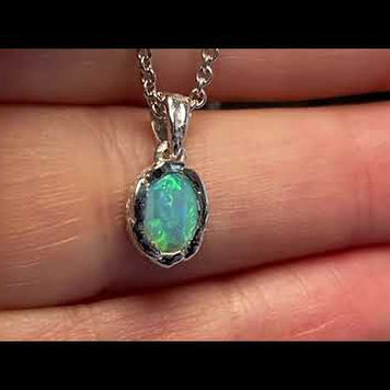 Vedhæng med en ægte solid crystal opal fra Australien indfattet i et rustikt vedhæng med organiske former i sterling sølv.