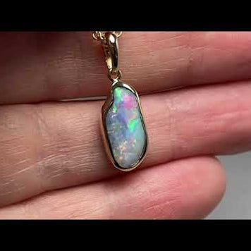 Vedhæng med en ægte solid krystal opal fra Australien indfattet i 14 karat guld.