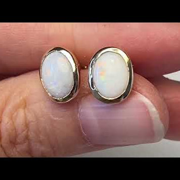 Ørestikker med ægte solide krystal opaler fra Australien indfattet i 14 karat guld.
