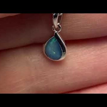 Vedhæng med en ægte solid krystal opal fra Australien indfattet i blankt sterling sølv.