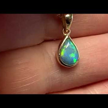 Vedhæng med en ægte solid krystal opal fra Australien indfattet i 14 karat guld.