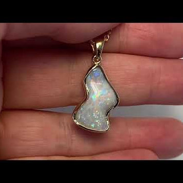 Vedhæng med en ægte solid krystal opal fra Australien indfattet i 14 karat guld. Opalen vejer 4,27 ct.