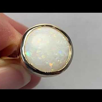 Ring med en ægte solid opal fra Cooper Pedy, Australien indfattet i 14 karat guld. Opalen vejer 5,64 ct. Bodytone N9.