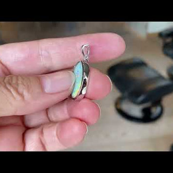 Vedhæng med en ægte solid crystal opal fra Australien, indfattet i sterling sølv. Vedhænget er lavet som en clips, da den er beregnet til at clipse på en perlekæde. Opalen vejer 4,14 ct.